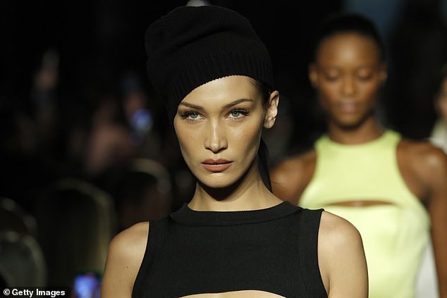 bella hadid lien tuc "lot xac" nong bong tren san catwalk hinh 3