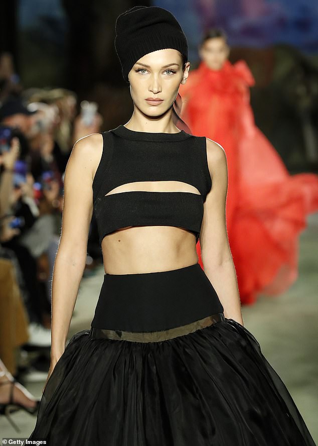 bella hadid lien tuc "lot xac" nong bong tren san catwalk hinh 4