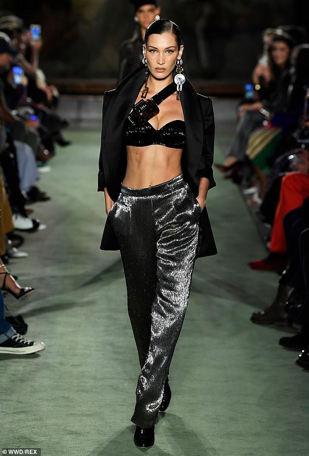bella hadid lien tuc "lot xac" nong bong tren san catwalk hinh 6