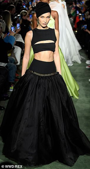 bella hadid lien tuc "lot xac" nong bong tren san catwalk hinh 5