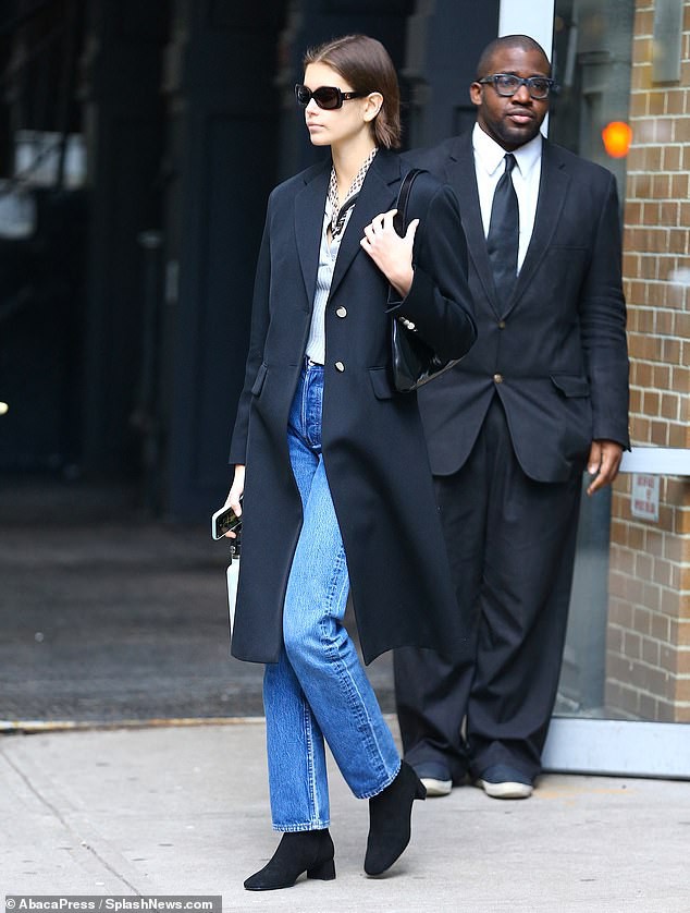 sieu mau cindy crawford de mat moc, rang ro xuat hien o san bay  hinh 4