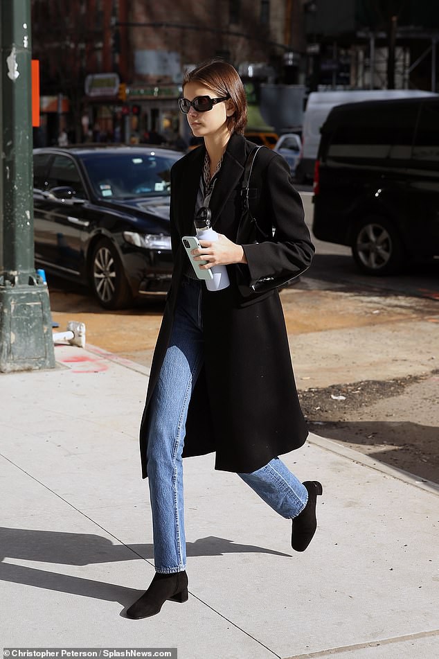 sieu mau cindy crawford de mat moc, rang ro xuat hien o san bay  hinh 5