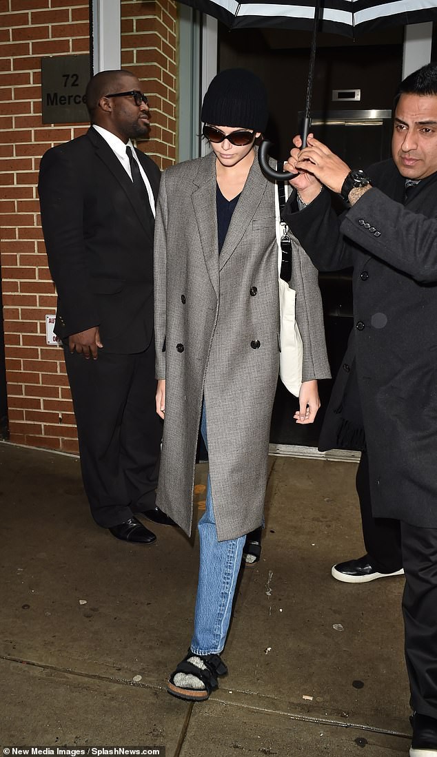 sieu mau cindy crawford de mat moc, rang ro xuat hien o san bay  hinh 6
