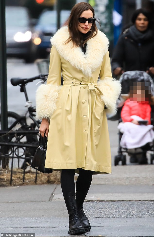 irina shayk xinh dep dua con gai di choi sau khi chup hinh voi tinh cu hinh 1