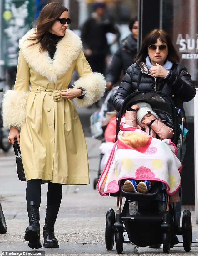 irina shayk xinh dep dua con gai di choi sau khi chup hinh voi tinh cu hinh 3
