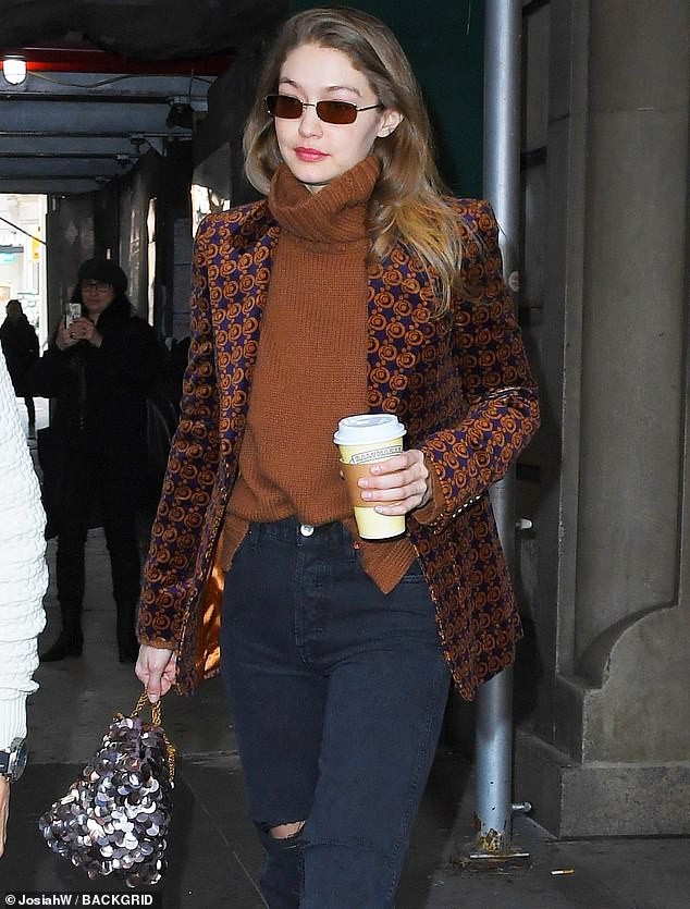 gigi hadid mac quan "rach" sanh dieu ra pho sau khi tai hop ban trai hinh 2