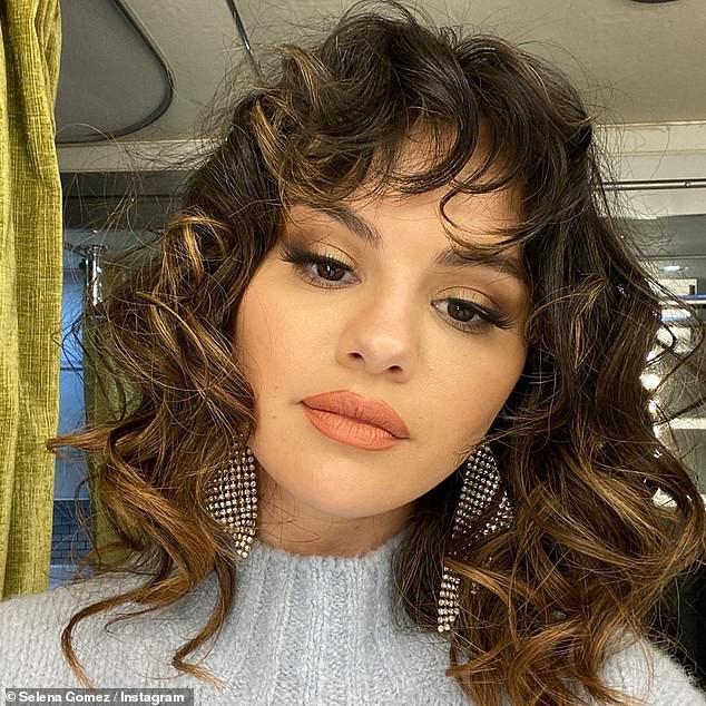 selena gomez khoe toc xoan tit khac la tren trang instagram ca nhan hinh 1