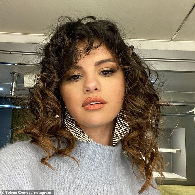 selena gomez khoe toc xoan tit khac la tren trang instagram ca nhan hinh 3