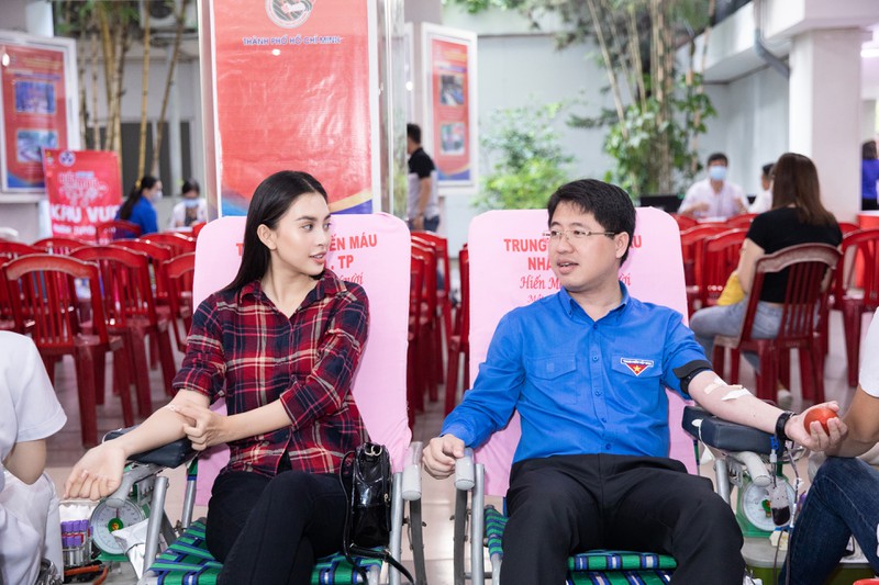 hoa hau tieu vy moc mac tham gia hien mau hinh 4