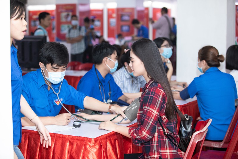 hoa hau tieu vy moc mac tham gia hien mau hinh 1