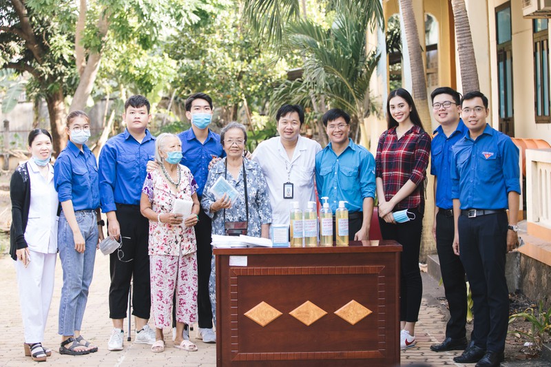 hoa hau tieu vy moc mac tham gia hien mau hinh 7