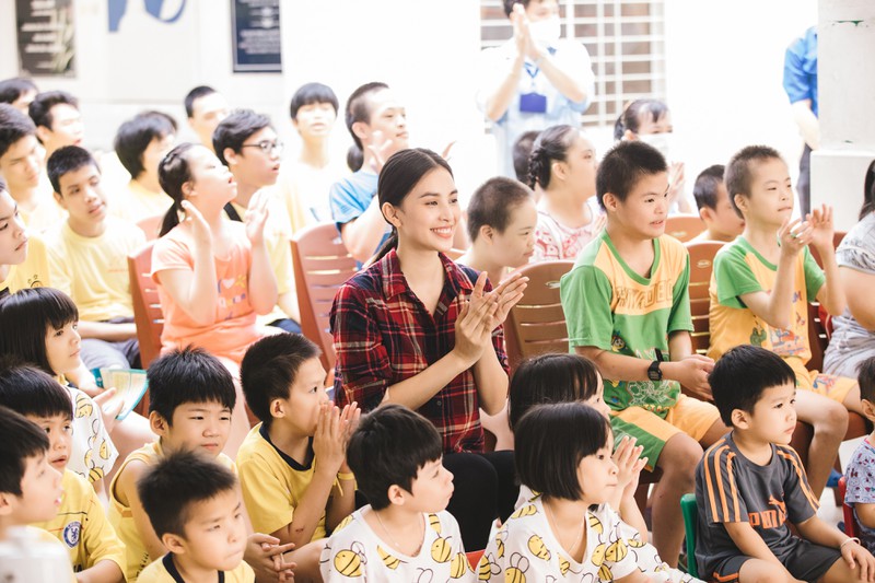 hoa hau tieu vy moc mac tham gia hien mau hinh 13