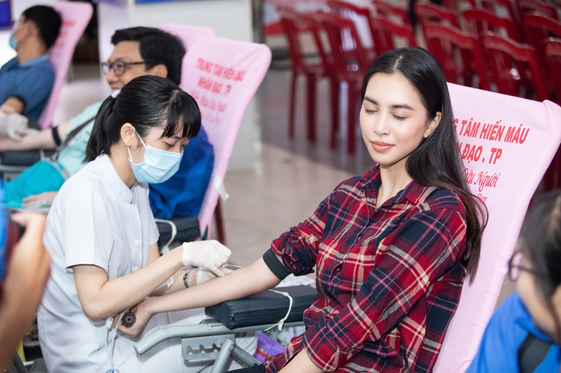 hoa hau tieu vy moc mac tham gia hien mau hinh 3
