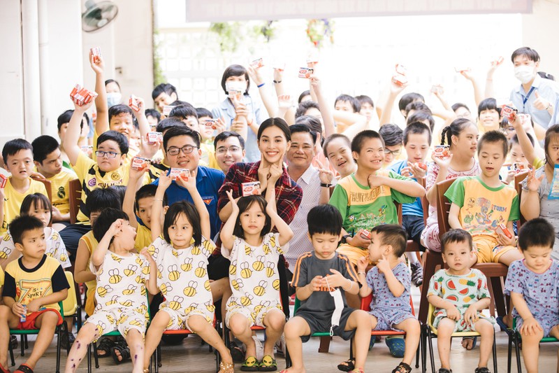 hoa hau tieu vy moc mac tham gia hien mau hinh 9