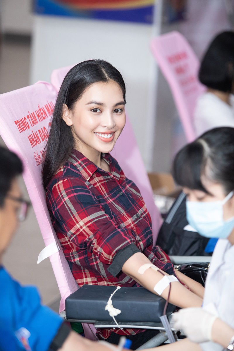 hoa hau tieu vy moc mac tham gia hien mau hinh 2