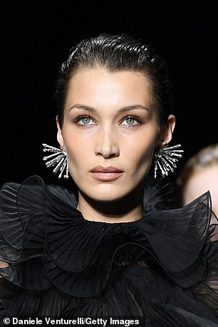 bella hadid "lot xac" voi hinh anh tu bui bam sang quyen ru tren san dien hinh 8