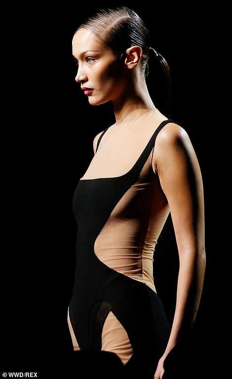 bella hadid than thai lanh lung, mac do cut-out ky la tren san catwalk hinh 2