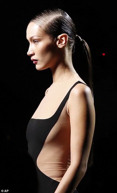 bella hadid than thai lanh lung, mac do cut-out ky la tren san catwalk hinh 5