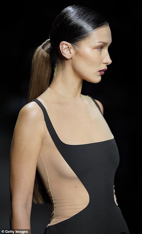 bella hadid than thai lanh lung, mac do cut-out ky la tren san catwalk hinh 6