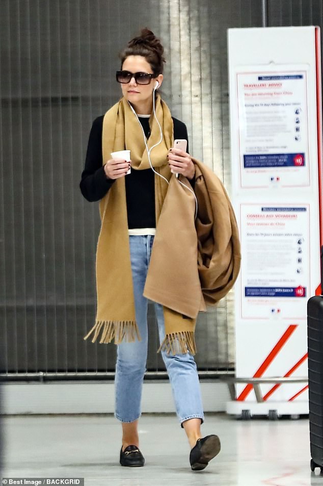 katie holmes de mat moc, thu thai uong cafe va nghe nhac o san bay hinh 1
