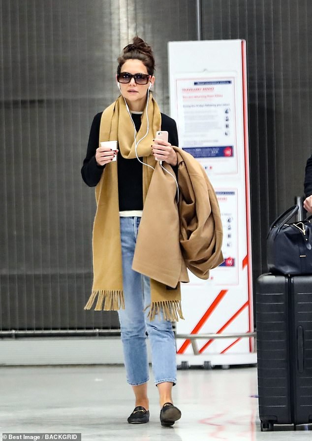 katie holmes de mat moc, thu thai uong cafe va nghe nhac o san bay hinh 2