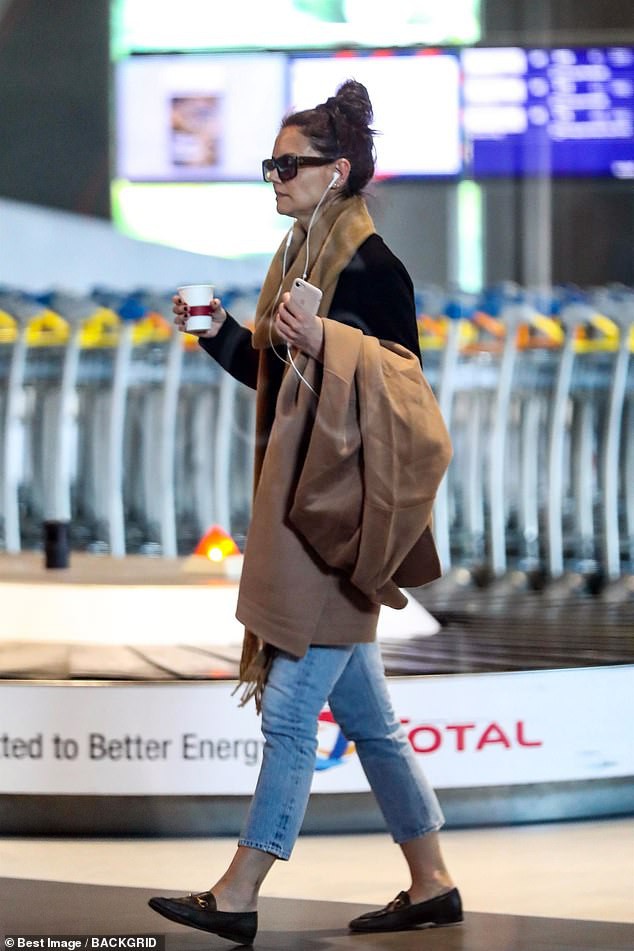 katie holmes de mat moc, thu thai uong cafe va nghe nhac o san bay hinh 3