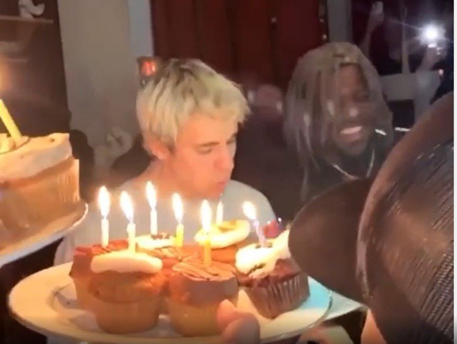 justin bieber dien "cay vang" noi bat, leo deo theo vo di lam dep  hinh 3