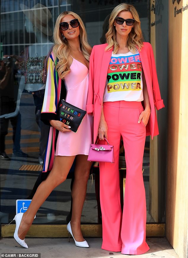 paris hilton mac ao "cau vong" sac so ra pho sau on ao tinh cam hinh 1