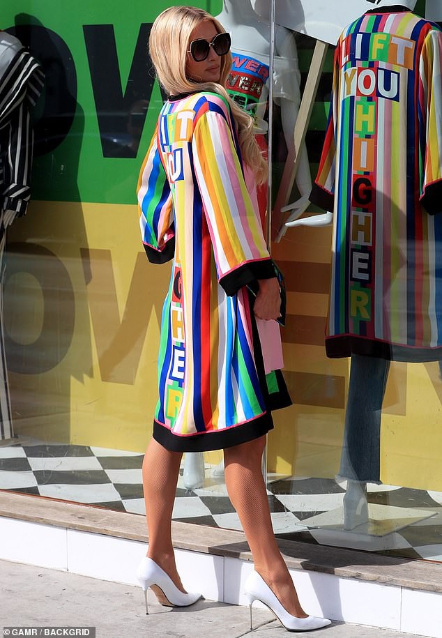 paris hilton mac ao "cau vong" sac so ra pho sau on ao tinh cam hinh 5