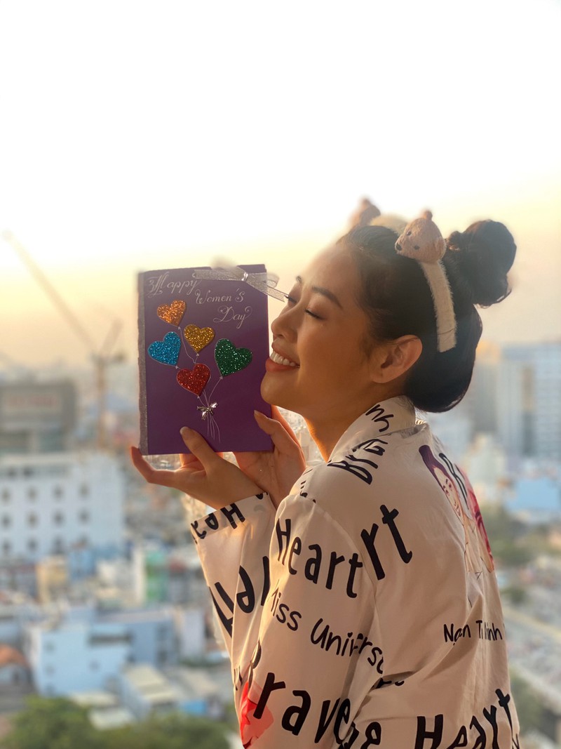 hoa hau khanh van tu tay lam thiep tang me nhan ngay 8/3 hinh 2