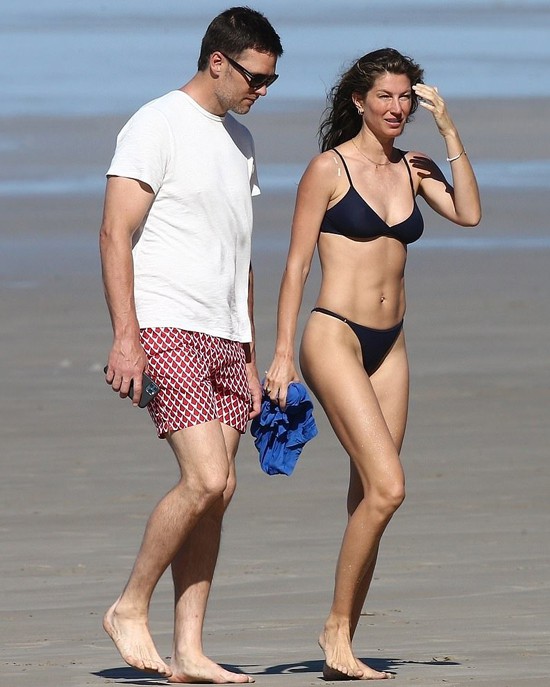 sieu mau gisele bundchen mac bikini, hon dam duoi ong xa tren bai bien hinh 1