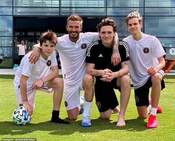 david beckham coi tran da bong, khoe co bung "van nguoi me" hinh 1