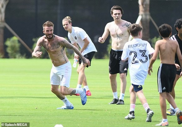 david beckham coi tran da bong, khoe co bung "van nguoi me" hinh 2