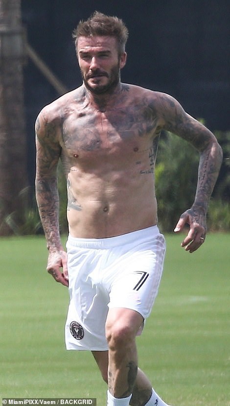 david beckham coi tran da bong, khoe co bung "van nguoi me" hinh 4