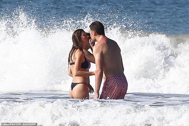 sieu mau gisele bundchen mac bikini, hon dam duoi ong xa tren bai bien hinh 4