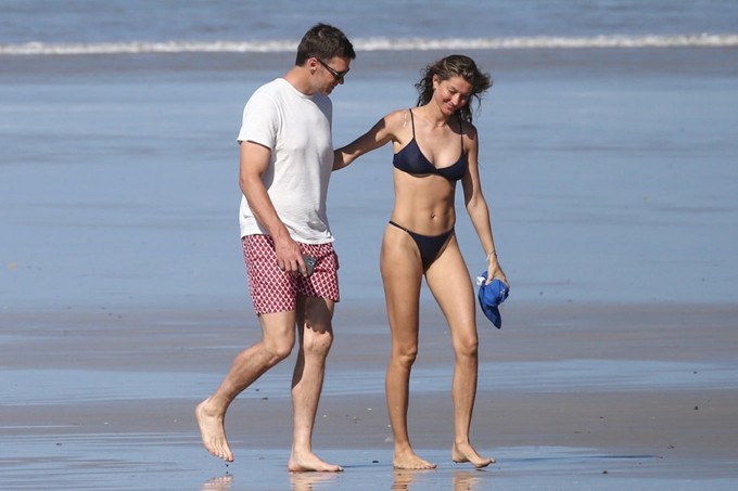 sieu mau gisele bundchen mac bikini, hon dam duoi ong xa tren bai bien hinh 5