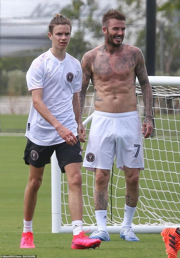 david beckham coi tran da bong, khoe co bung "van nguoi me" hinh 6