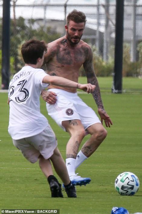 david beckham coi tran da bong, khoe co bung "van nguoi me" hinh 7