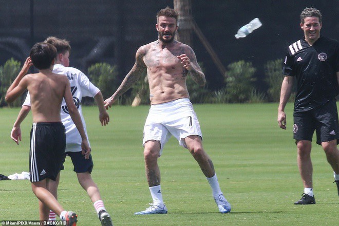david beckham coi tran da bong, khoe co bung "van nguoi me" hinh 8