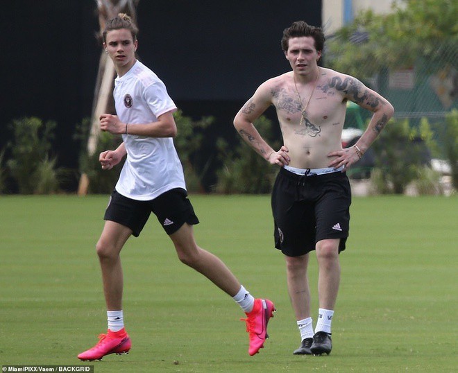 david beckham coi tran da bong, khoe co bung "van nguoi me" hinh 9