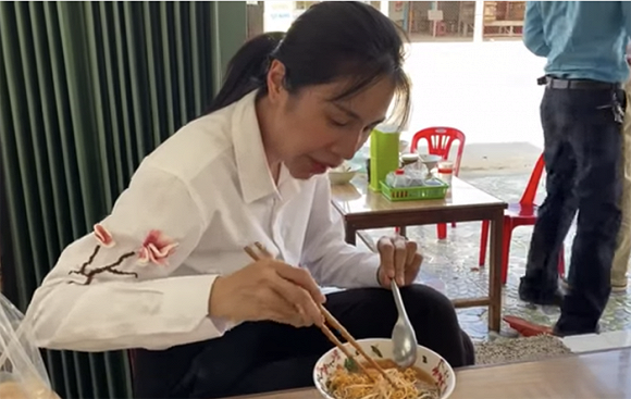 chuyen showbiz: chong cu ngoc lan buc xuc truoc tin don bi cach ly  hinh 4