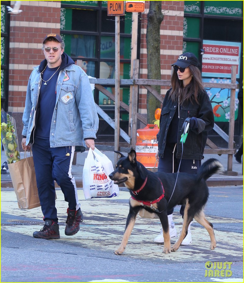 emily ratajkowski dat thu cung di mua do tich tru o thoi diem dai dich hinh 4