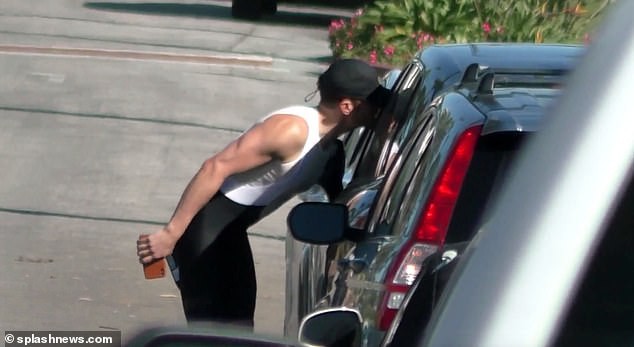 tai tu orlando bloom ngot ngao hon katy perry qua cua kinh o to hinh 2