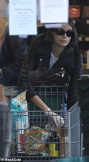 con gai cindy crawford bo khau trang, binh than di mua sam cung ban be hinh 2