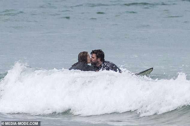 liam hemsworth tinh tu "khoa moi" ban gai xinh dep giua song bien hinh 1
