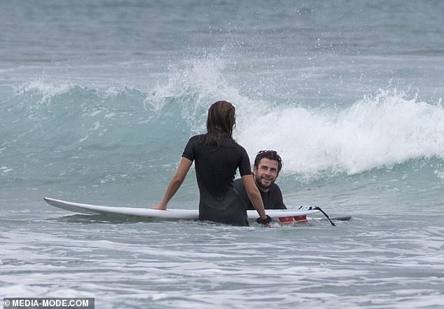 liam hemsworth tinh tu "khoa moi" ban gai xinh dep giua song bien hinh 3