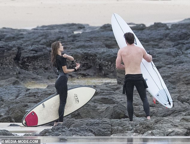 liam hemsworth tinh tu "khoa moi" ban gai xinh dep giua song bien hinh 8