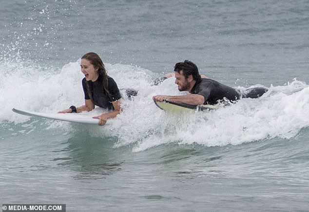 liam hemsworth tinh tu "khoa moi" ban gai xinh dep giua song bien hinh 9