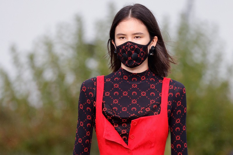 gucci, fendi ban khau trang doc la, gia vai trieu dong van chay hang hinh 3