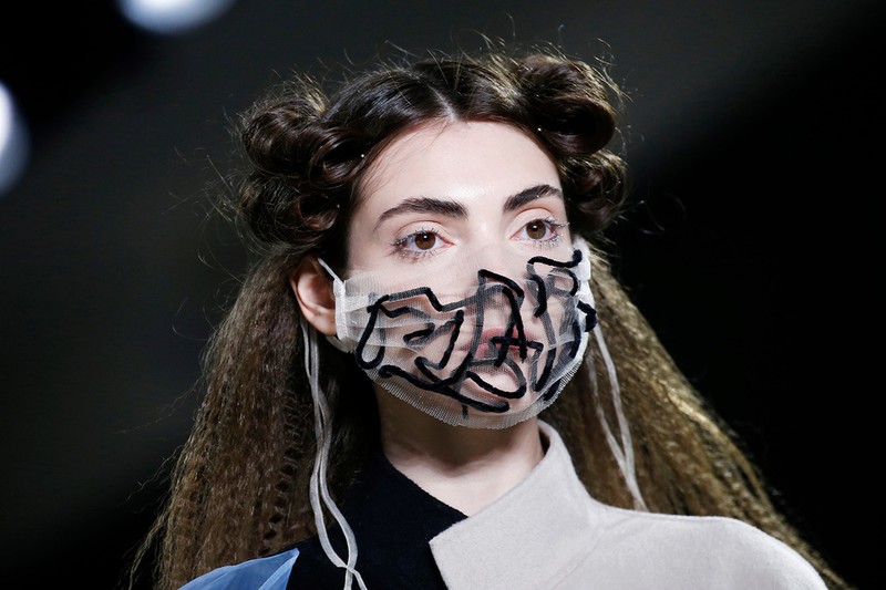gucci, fendi ban khau trang doc la, gia vai trieu dong van chay hang hinh 7
